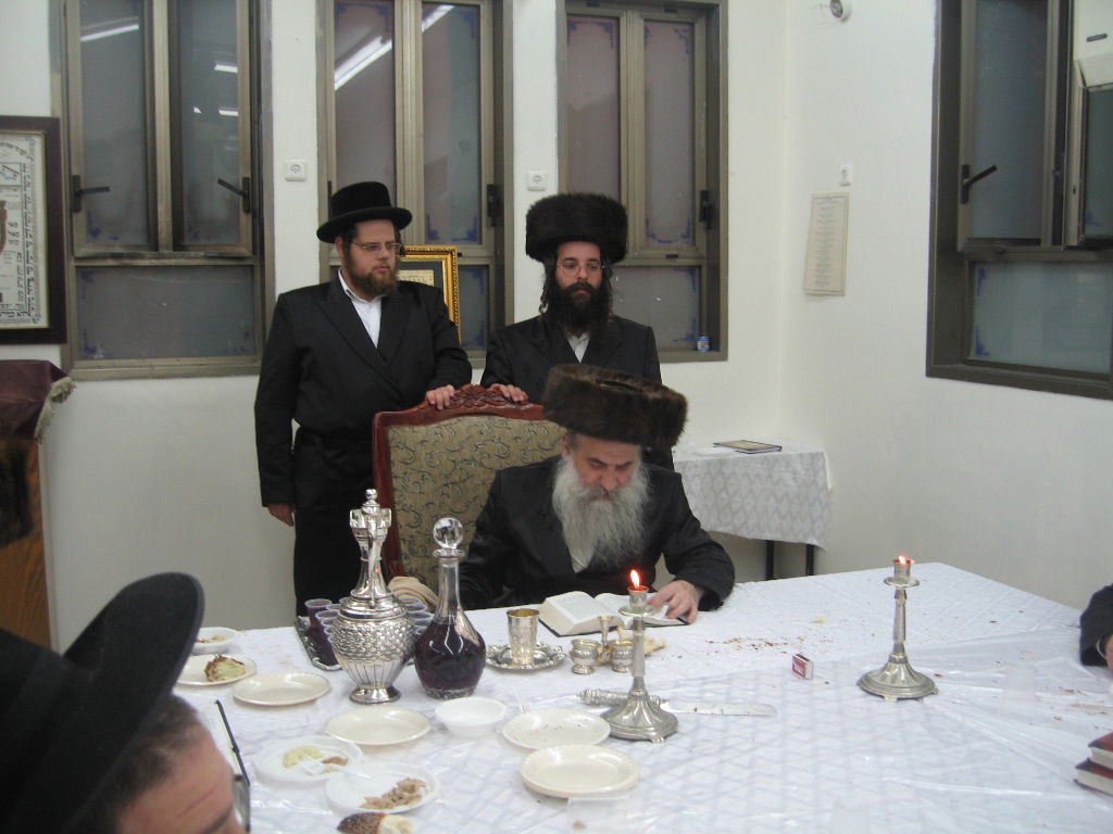 טיש אצל האדמו"ר מבוטושאן, צאצא הדברי חיים מצאנז