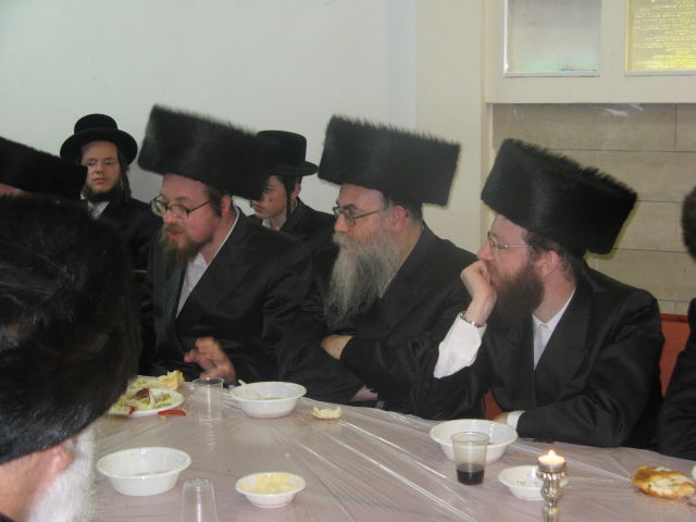 משמאל: הרה"ג נפתלי גרוס