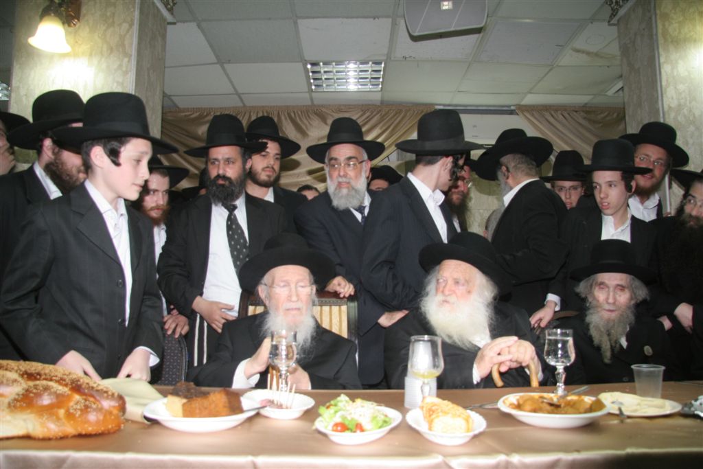 חתן הבר מצווה נושא דברים לפני שלחן הכבוד