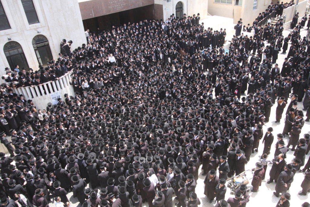 אלפים המלווים בפתח בית המדרש