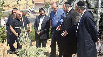 מר סבירסקי ובכירי העירייה.