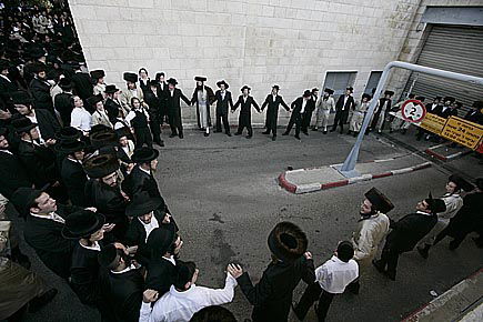 כיכר השבת בוערת; עשרות נפצעו