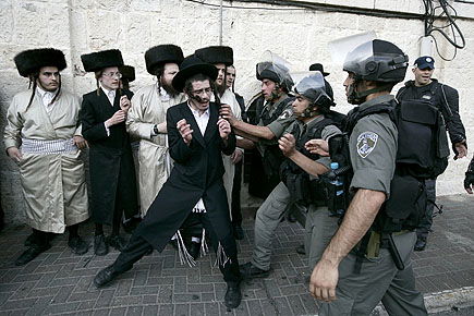 כיכר השבת בוערת; עשרות נפצעו