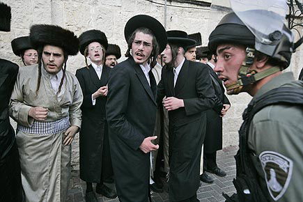 כיכר השבת בוערת; עשרות נפצעו