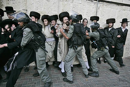 כיכר השבת בוערת; עשרות נפצעו