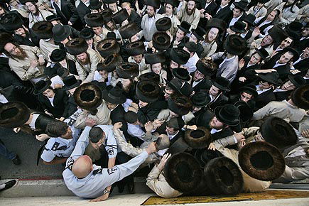 כיכר השבת בוערת; עשרות נפצעו