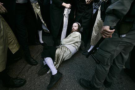 כיכר השבת בוערת; עשרות נפצעו