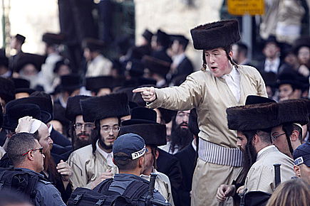 כיכר השבת בוערת; עשרות נפצעו