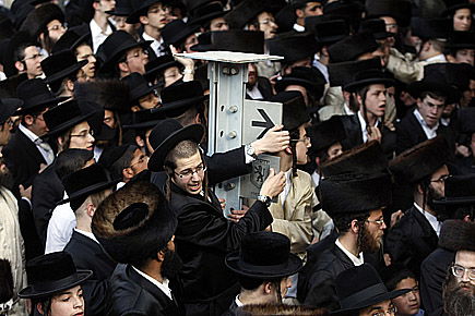 כיכר השבת בוערת; עשרות נפצעו