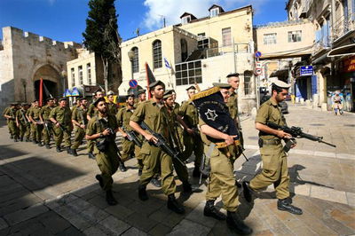 חיילי צה"ל עם ספר תורה.