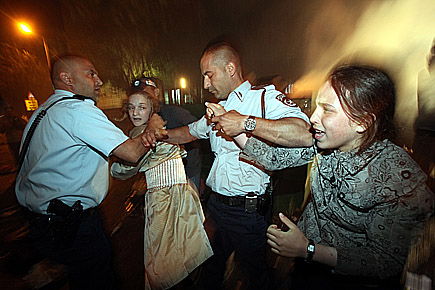 ,,צעירות נגררות על ידי שוטרים, בניגוד לרצונן