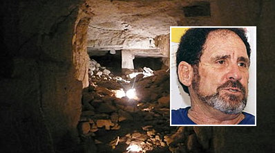 המערה. בקטן: אדם זרטל.