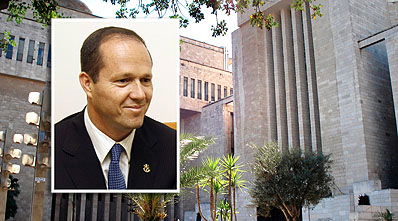 ברקת על רקע ´היכל שלמה´.