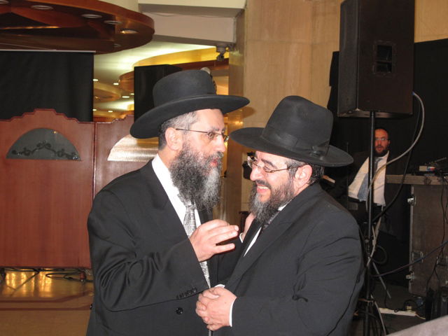 אתמול בירושלים: הגר"ע יוסף בבר-מצווה לנכדו