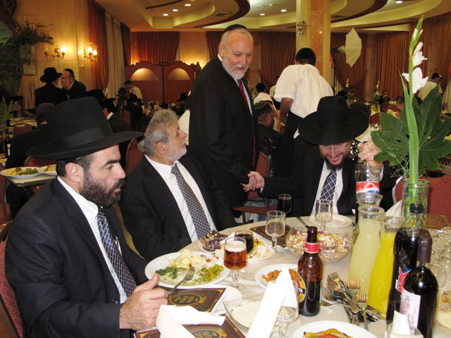 אתמול בירושלים: הגר"ע יוסף בבר-מצווה לנכדו