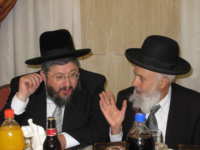 אתמול בירושלים: הגר"ע יוסף בבר-מצווה לנכדו