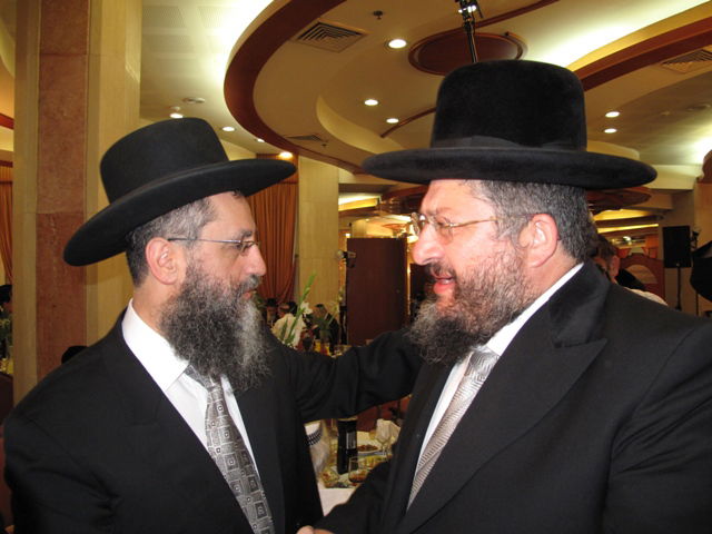 אתמול בירושלים: הגר"ע יוסף בבר-מצווה לנכדו