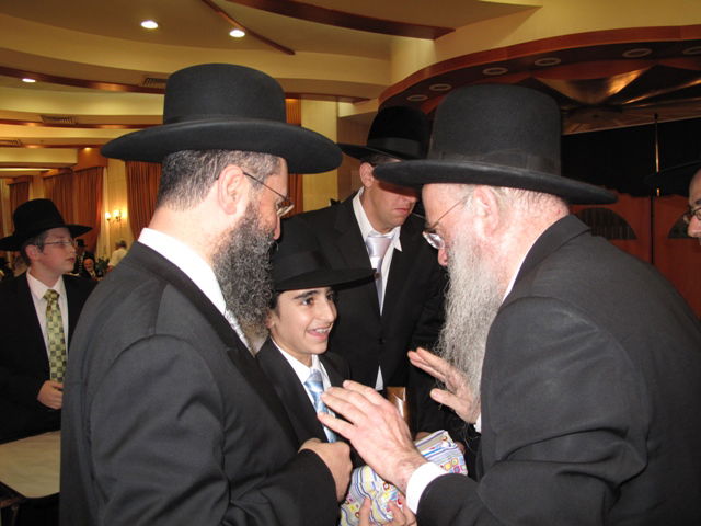 אתמול בירושלים: הגר"ע יוסף בבר-מצווה לנכדו