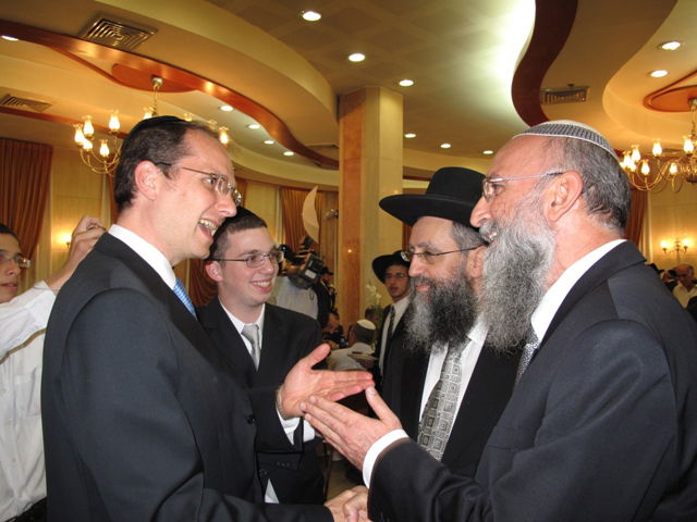 אתמול בירושלים: הגר"ע יוסף בבר-מצווה לנכדו