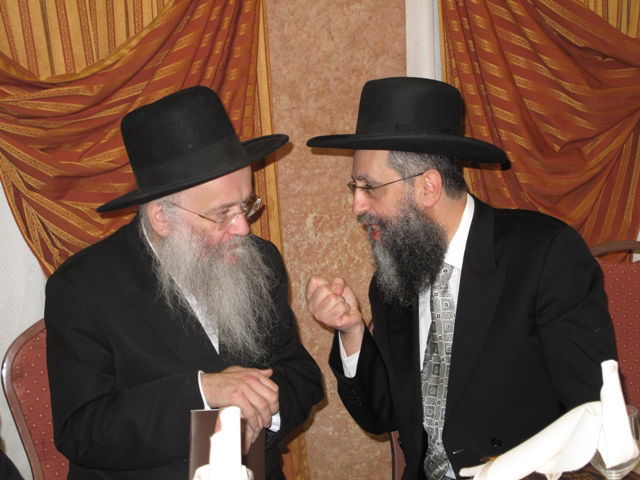 אתמול בירושלים: הגר"ע יוסף בבר-מצווה לנכדו