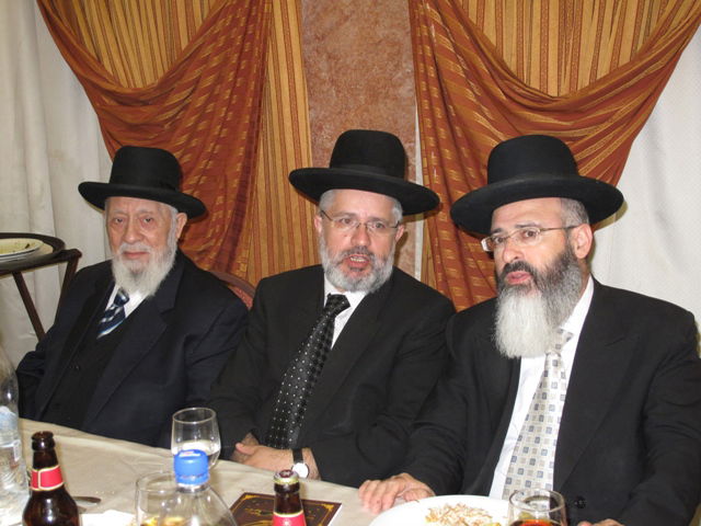 אתמול בירושלים: הגר"ע יוסף בבר-מצווה לנכדו