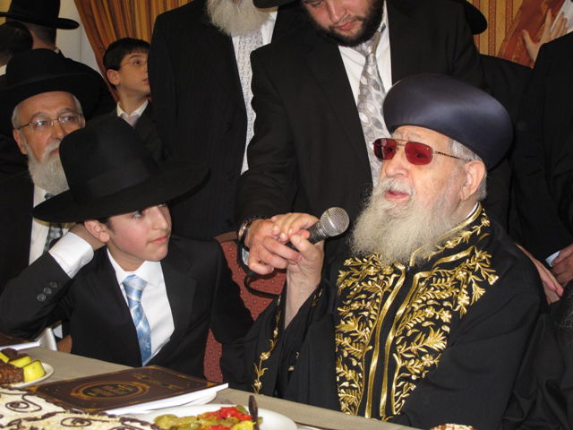 אתמול בירושלים: הגר"ע יוסף בבר-מצווה לנכדו