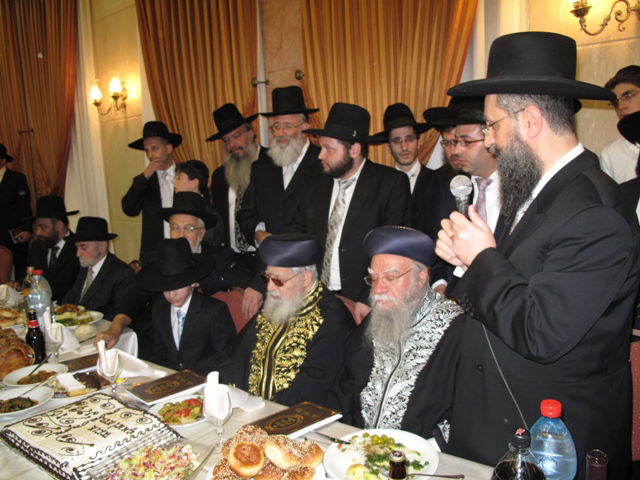 אתמול בירושלים: הגר"ע יוסף בבר-מצווה לנכדו