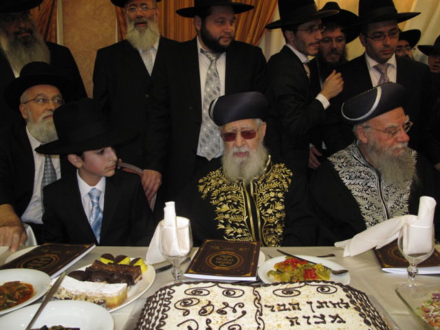 אתמול בירושלים: הגר"ע יוסף בבר-מצווה לנכדו