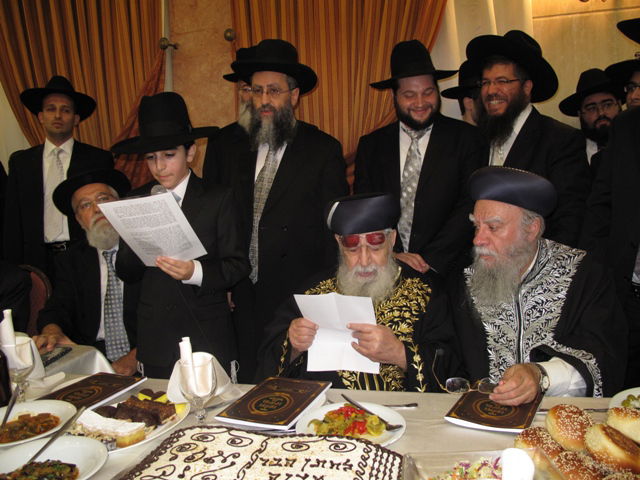 אתמול בירושלים: הגר"ע יוסף בבר-מצווה לנכדו