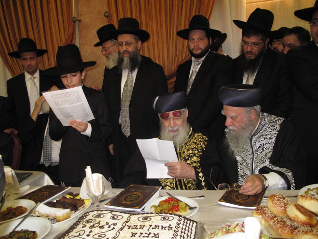 אתמול בירושלים: הגר"ע יוסף בבר-מצווה לנכדו