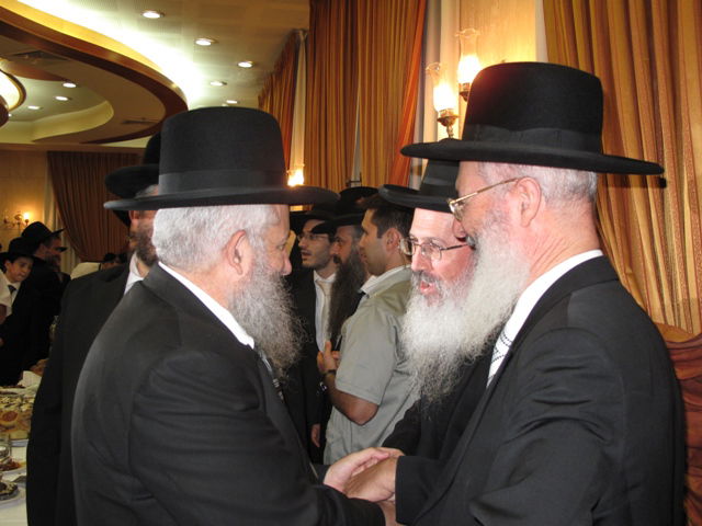 אתמול בירושלים: הגר"ע יוסף בבר-מצווה לנכדו