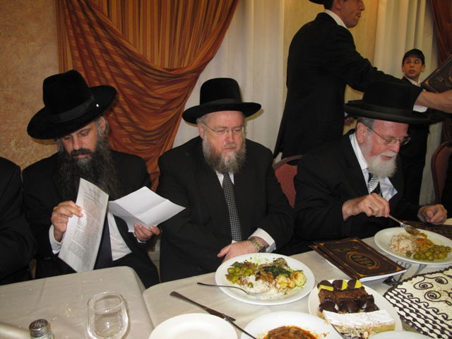 אתמול בירושלים: הגר"ע יוסף בבר-מצווה לנכדו