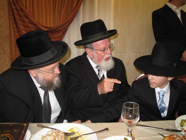 אתמול בירושלים: הגר"ע יוסף בבר-מצווה לנכדו