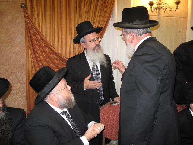 אתמול בירושלים: הגר"ע יוסף בבר-מצווה לנכדו