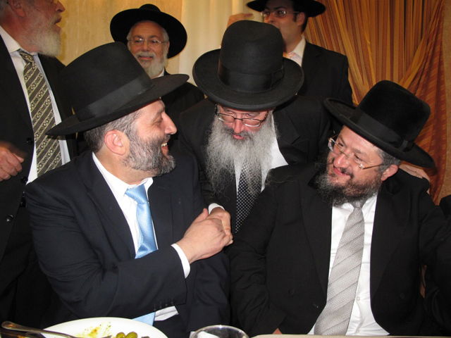 אתמול בירושלים: הגר"ע יוסף בבר-מצווה לנכדו