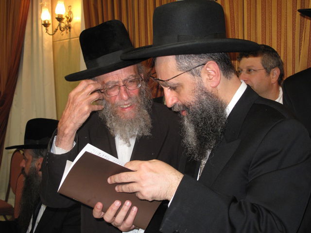 אתמול בירושלים: הגר"ע יוסף בבר-מצווה לנכדו