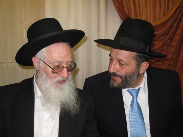 אתמול בירושלים: הגר"ע יוסף בבר-מצווה לנכדו