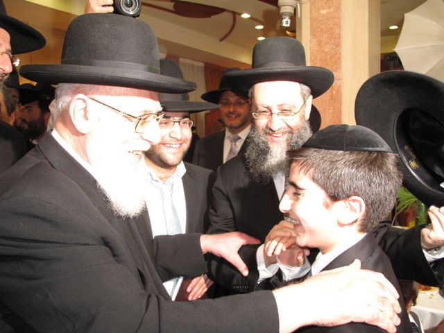 אתמול בירושלים: הגר"ע יוסף בבר-מצווה לנכדו