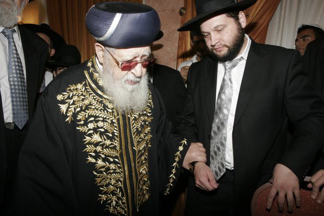 אתמול בירושלים: הגר"ע יוסף בבר-מצווה לנכדו