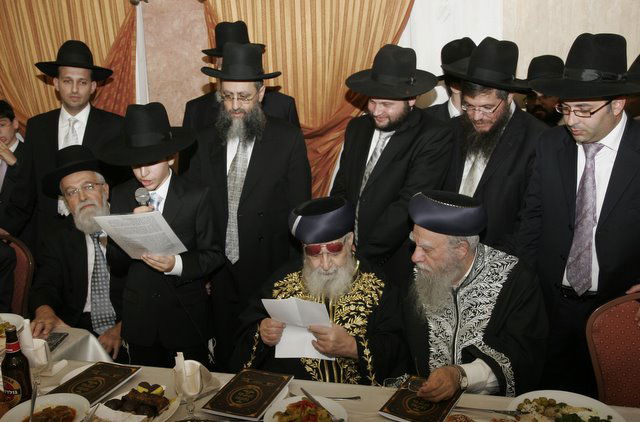 אתמול בירושלים: הגר"ע יוסף בבר-מצווה לנכדו