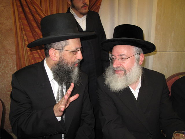 אתמול בירושלים: הגר"ע יוסף בבר-מצווה לנכדו