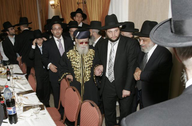 אתמול בירושלים: הגר"ע יוסף בבר-מצווה לנכדו