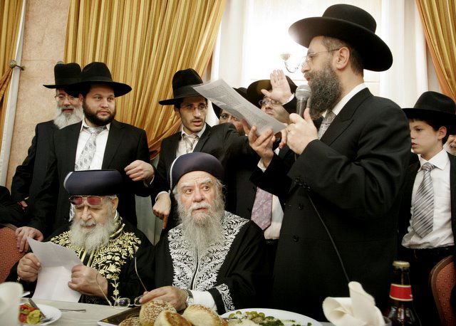 אתמול בירושלים: הגר"ע יוסף בבר-מצווה לנכדו