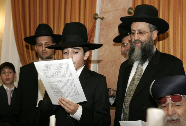 אתמול בירושלים: הגר"ע יוסף בבר-מצווה לנכדו