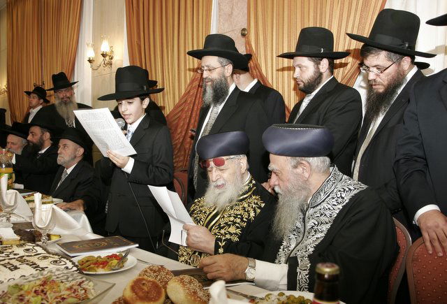 אתמול בירושלים: הגר"ע יוסף בבר-מצווה לנכדו