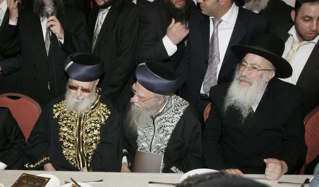 אתמול בירושלים: הגר"ע יוסף בבר-מצווה לנכדו