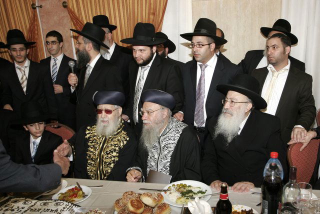 אתמול בירושלים: הגר"ע יוסף בבר-מצווה לנכדו