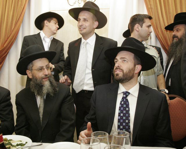 אתמול בירושלים: הגר"ע יוסף בבר-מצווה לנכדו