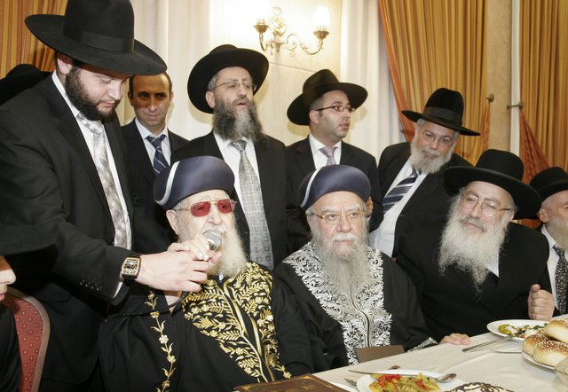 אתמול בירושלים: הגר"ע יוסף בבר-מצווה לנכדו