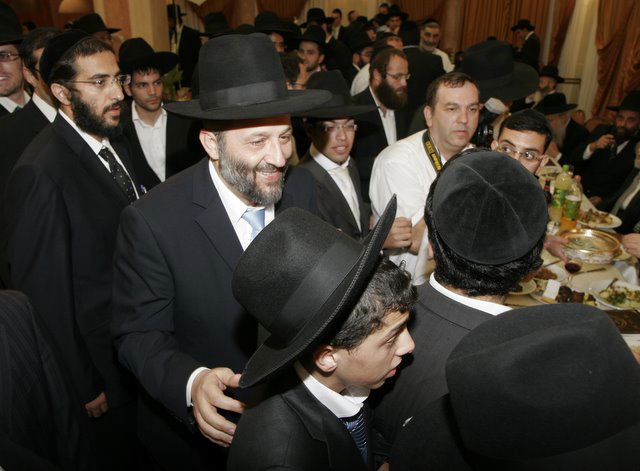 אתמול בירושלים: הגר"ע יוסף בבר-מצווה לנכדו